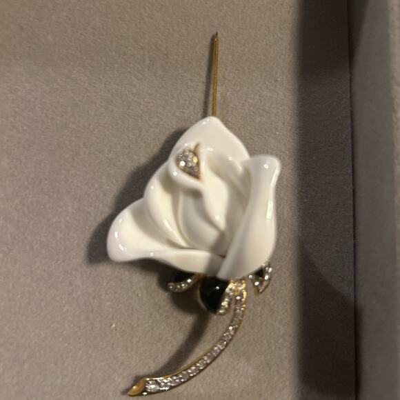 Kenneth Jay Lane White Rose Brooch Earrings Set KJL Signed Vintage Lucite Jewel - Picture 7 of 7